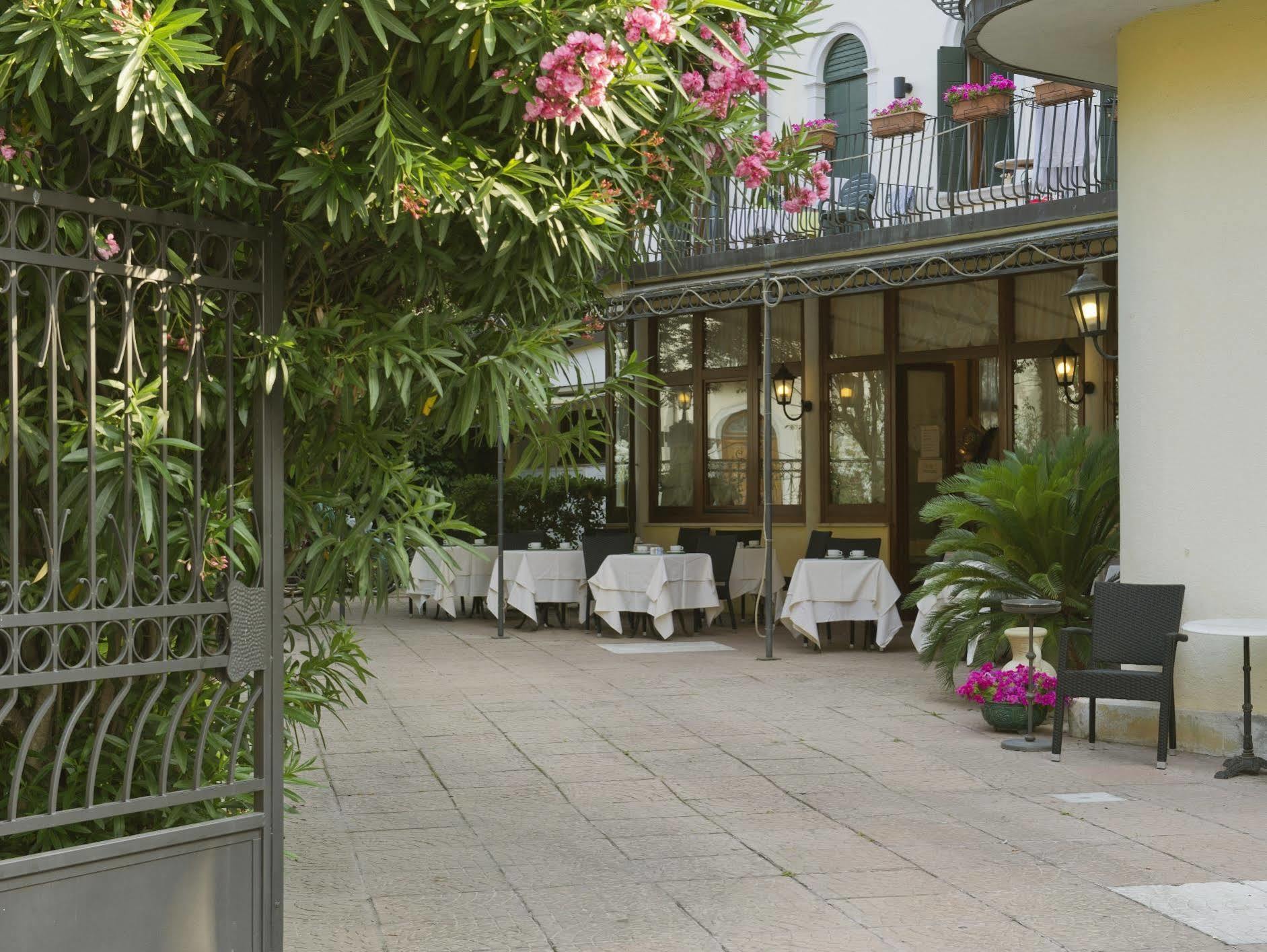 Hotel Villa Edera Venedig-Lido Exteriör bild